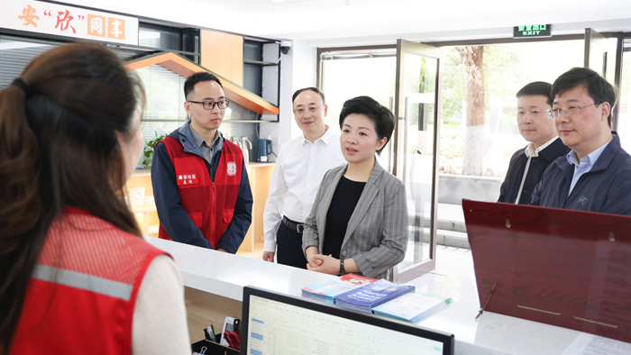 萬聞華在海陵區京泰路街道泰安社區調研學習教育開展情況